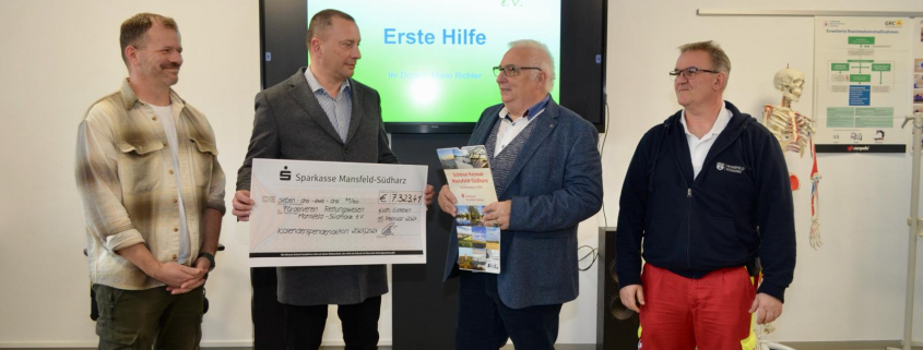 Scheckübergabe durch den Vostandsvorsitzenden der Sparkasse Mansfeld-Südharz
